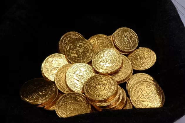 Gold-wrapped chocolate coins in a black bag. Photo: Louise Larsson.