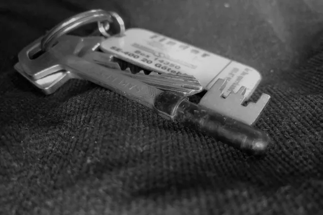 Close-up of a keychain with two keys and a keyfinder-badge. Photo by LU Accommodation.