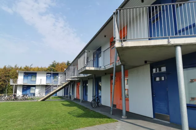 View of two two-storey terraced houses with blue and orange doors. Photo by Ellen Jokela Måsbäck.