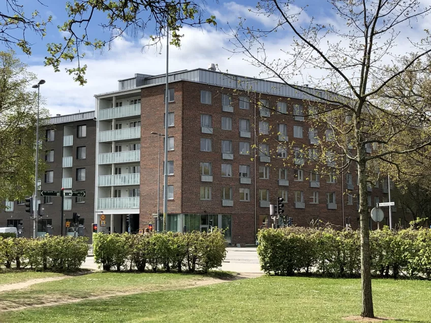 Overview of the exterior of the housing area Sofieberg showing the builing in redish brick (Picture)
