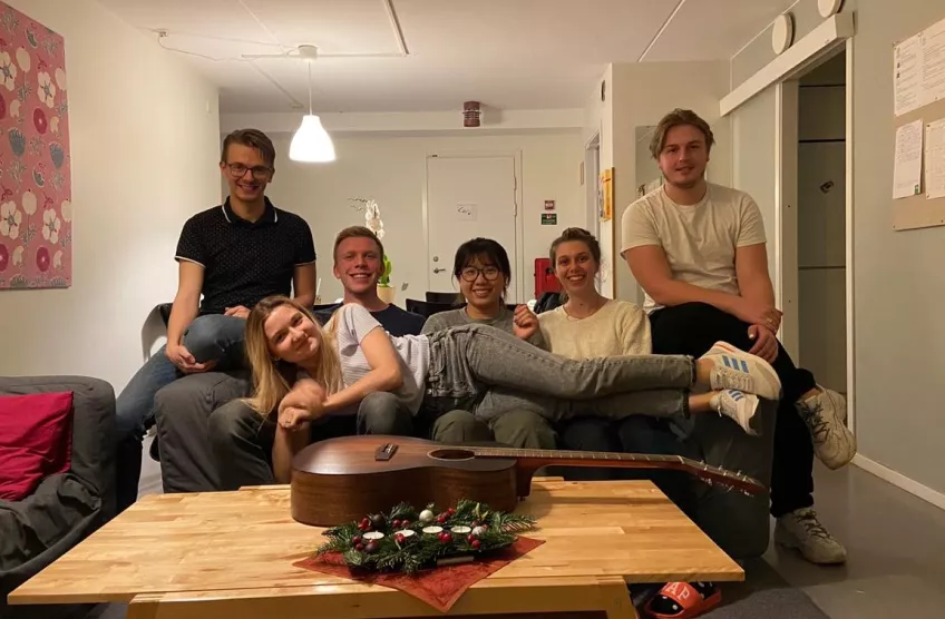 Students posing, sitting in a sofa at Spoletorp South facing the camera. Photo